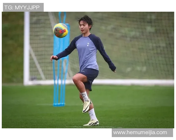 短发魅力与足球激情结合的女性明星造型解析