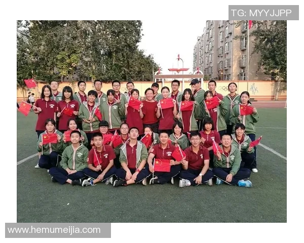 索菲亚与足球明星亲密合影展现青春活力与运动魅力的精彩瞬间